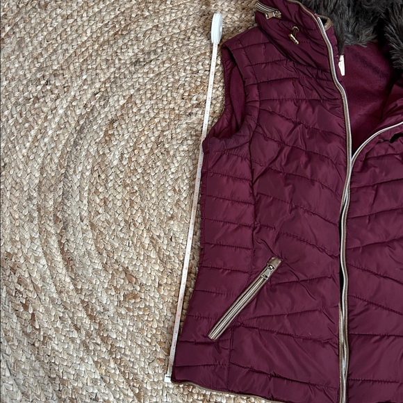 Vest with hidden hood and two pockets. - Picture 10 of 10